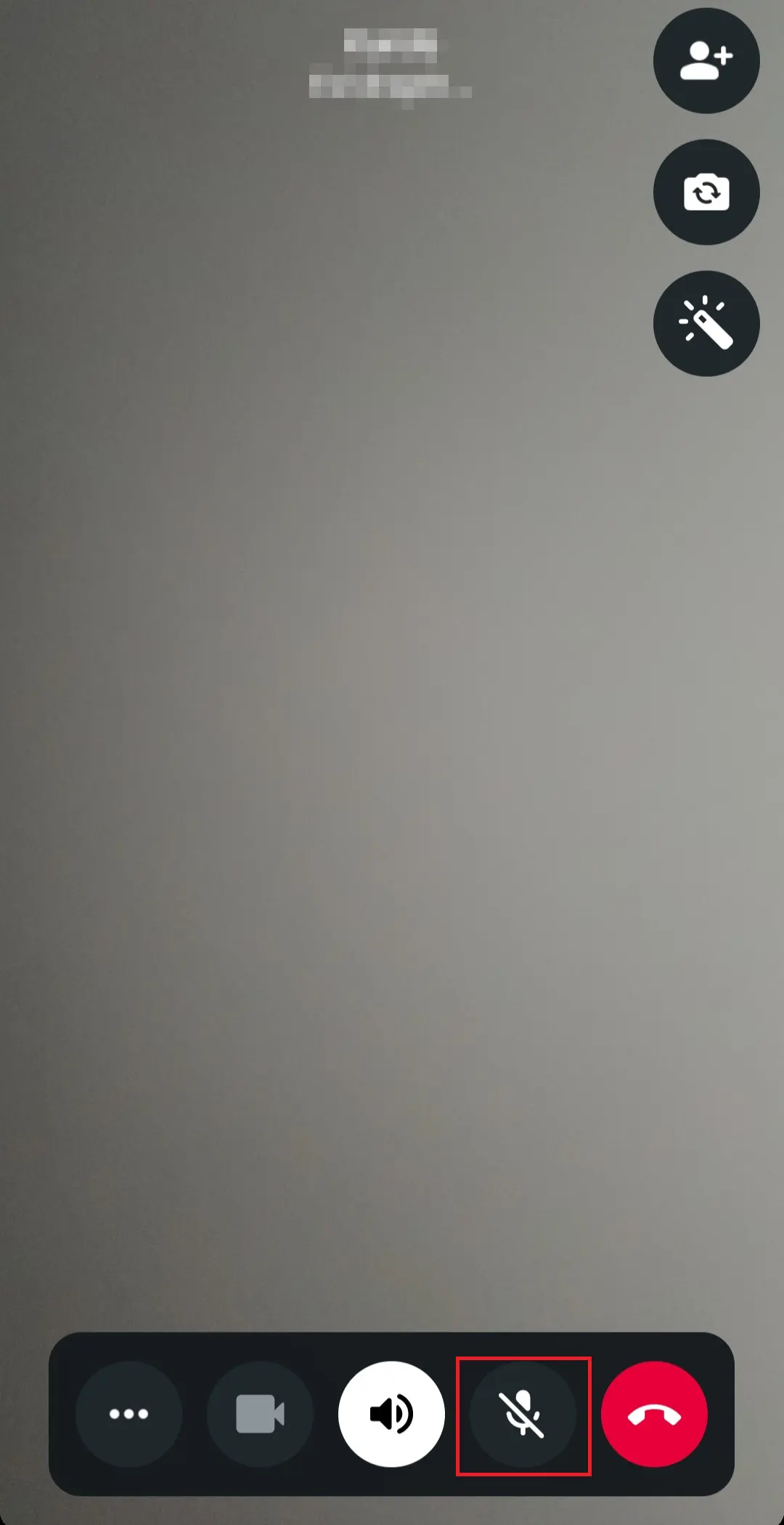 Image: WhatsApp video call: Crossed-out microphone icon for muting